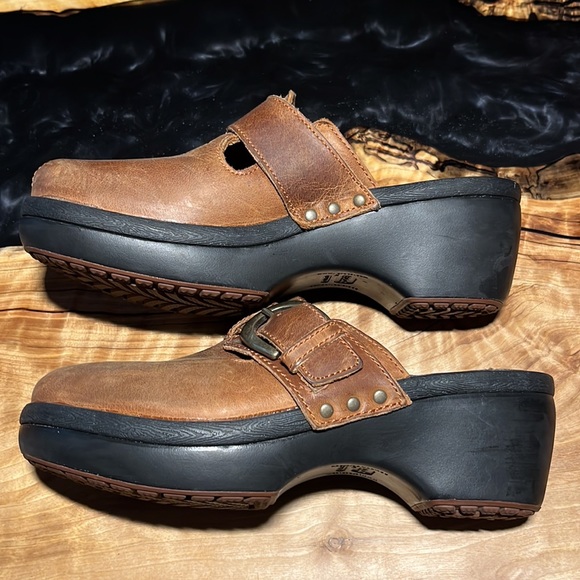 Crocs Brown Leather Buckle Cobbler Clogs #15513.  sz 7 - Picture 3 of 5